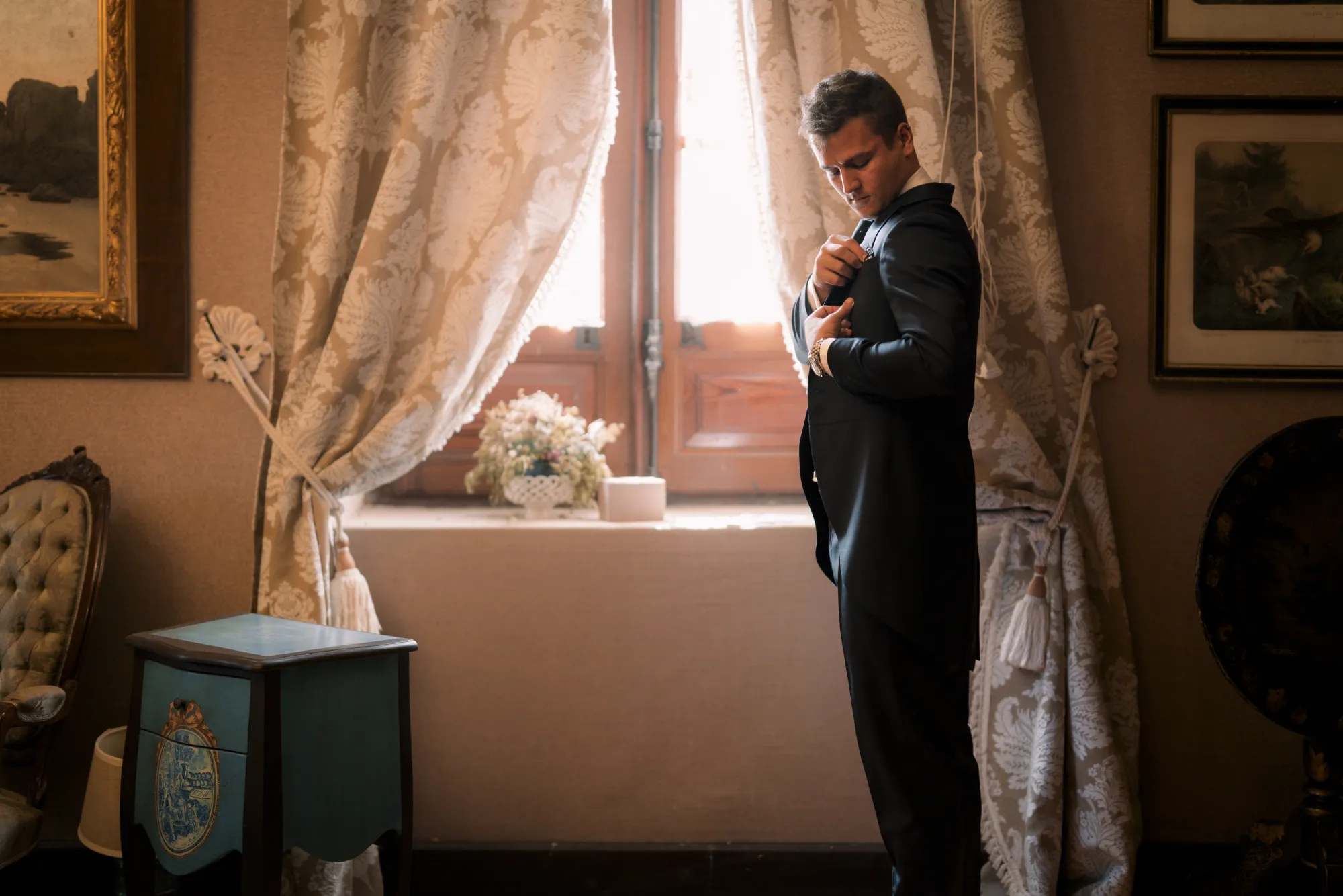 El novio se prepara junto a la ventana
