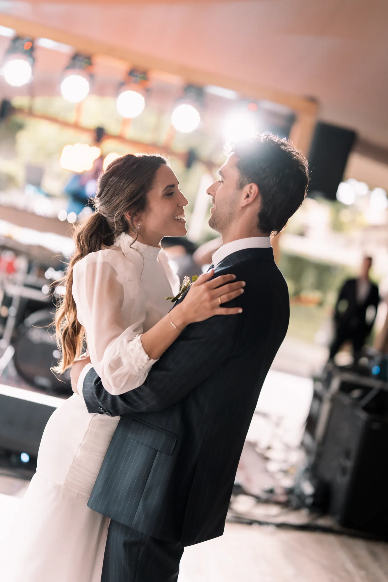 Primer baile de los novios bajo las luces