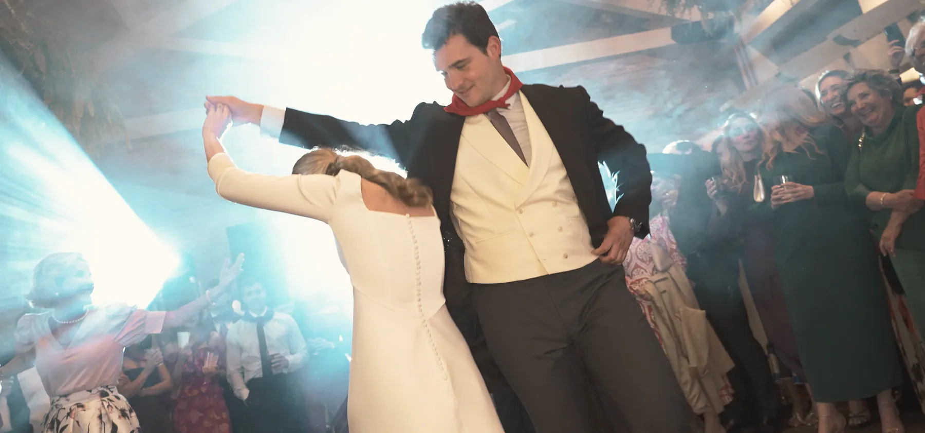 Fotograma de vídeo de boda: los novios bailan en la fiesta