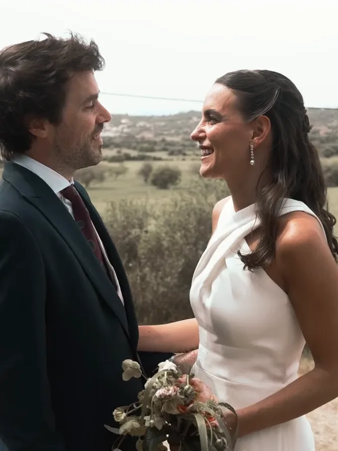 Los novios sonríen en el campo